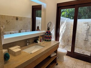 Dusche, Haartrockner, Bidet, Handtücher