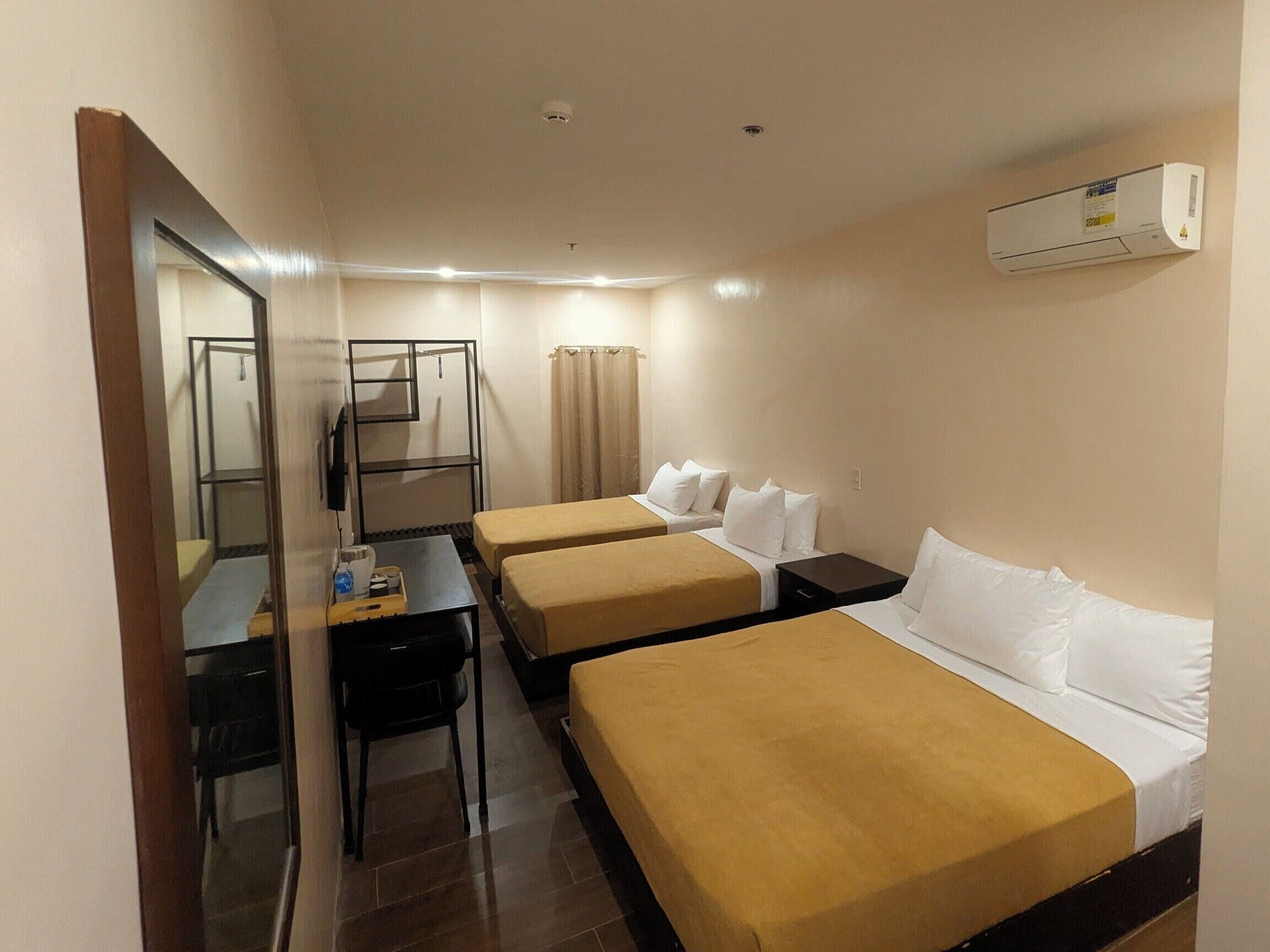 Kolmen hengen perhehuone