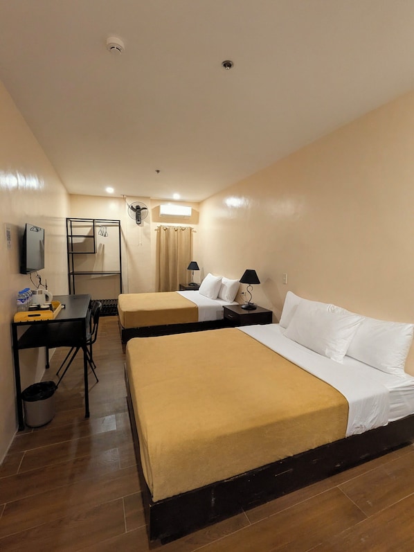 Habitación familiar | Escritorio, wifi gratis y ropa de cama