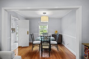 Dining - Waldo 3BR House Sleeps 6 Perfect World Cup Stay in Prime Kansas City Location (Kansas City)