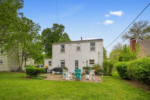 Outdoor dining - Waldo 3BR House Sleeps 6 Perfect World Cup Stay in Prime Kansas City Location (Kansas City)