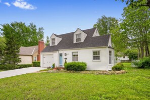 Exterior - Waldo 3BR House Sleeps 6 Perfect World Cup Stay in Prime Kansas City Location (Kansas City)