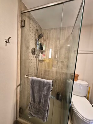 Bathroom - Peaceful 2-bedroom house in Bellevue perfect for relaxing stays (Bellevue)