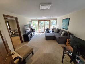 Living area - Peaceful 2-bedroom house in Bellevue perfect for relaxing stays (Bellevue)