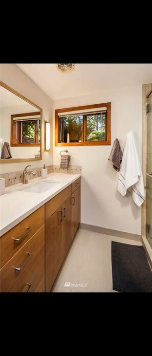 Bathroom - Peaceful 2-bedroom house in Bellevue perfect for relaxing stays (Bellevue)
