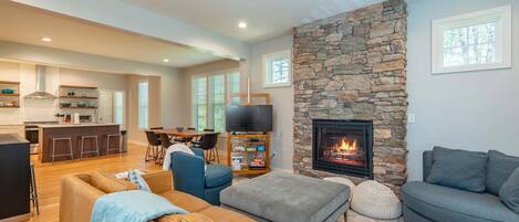 Smart TV, fireplace
