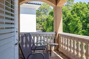 Property grounds - 6BR retreat w/ pool, hot tub & gym (Kissimmee)