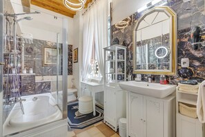 Shower, bidet, towels - Villa Mon Paradis Love Lucca&Sea, Lucca, Italy (Lucca)