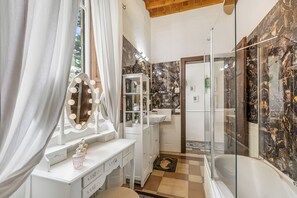 Regadera, secadora de cabello, bidet, toallas 