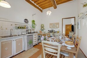 Refrigerador, microondas, parrilla de estufa y cafetera y tetera 