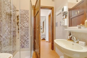 Shower, bidet, towels - Romantic Pet Friendly Apt near Lucca, Lucca, Italy (Lucca)