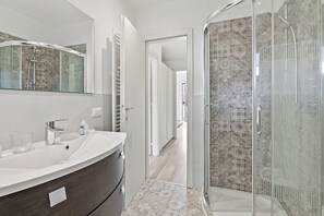Een douche, een haardroger, handdoeken