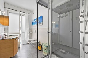 Shower, hair dryer, towels - Olimpia Home, Tenno, Italy (Tenno)