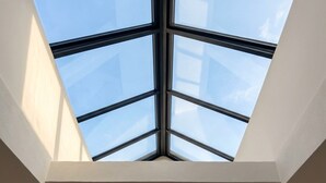 A skylight with a geometric design, allowing natural light into the room. - Opulenti Mayfair 1BR Residence (London)