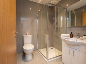 Hair dryer, bidet, towels, soap - Opulenti Mayfair 1BR Residence (London)