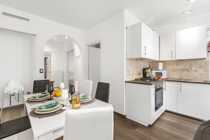 Fridge, microwave, oven, stovetop - Margherita Apartment, Malcesine, Italy (Malcesine)