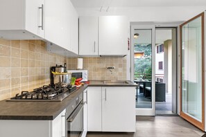 Fridge, microwave, oven, stovetop - Margherita Apartment, Malcesine, Italy (Malcesine)