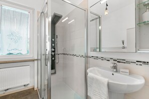 Regadera, secadora de cabello, bidet, toallas 