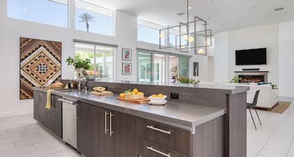 Avantstay Polo Villa Halo Pickleball, Putting Green Sleeps 28