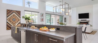 Avantstay Polo Villa Halo Pickleball, Putting Green Sleeps 28