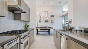 Interior - Avantstay Polo Villa Halo Pickleball, Putting Green Sleeps 28 (La Quinta)