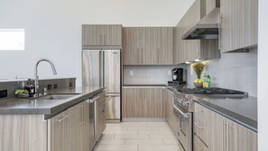 Interior - Avantstay Polo Villa Halo Pickleball, Putting Green Sleeps 28 (La Quinta)
