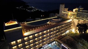 A multi-story hotel with a rooftop terrace, a swimming pool, and a view of the sea. - Hotel Withus Jeongdongjin (Gangneung)