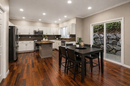 Spacious 5-bedroom retreat in marvelous North Bend