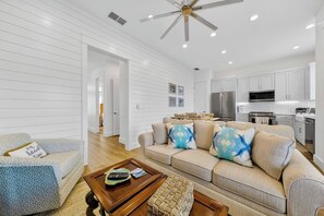 TV - Two-story beach home with private patio, pools, golf, fitness area, washer/dryer (Port Aransas)