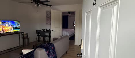 1 habitación, tabla de planchar con plancha, wifi y ropa de cama