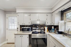 Fridge, microwave, oven, stovetop - Charming home w/wifi, outdoor patio, and in the heart of Savannah (Savannah)