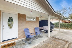 Exterior - Charming home w/wifi, outdoor patio, and in the heart of Savannah (Savannah)
