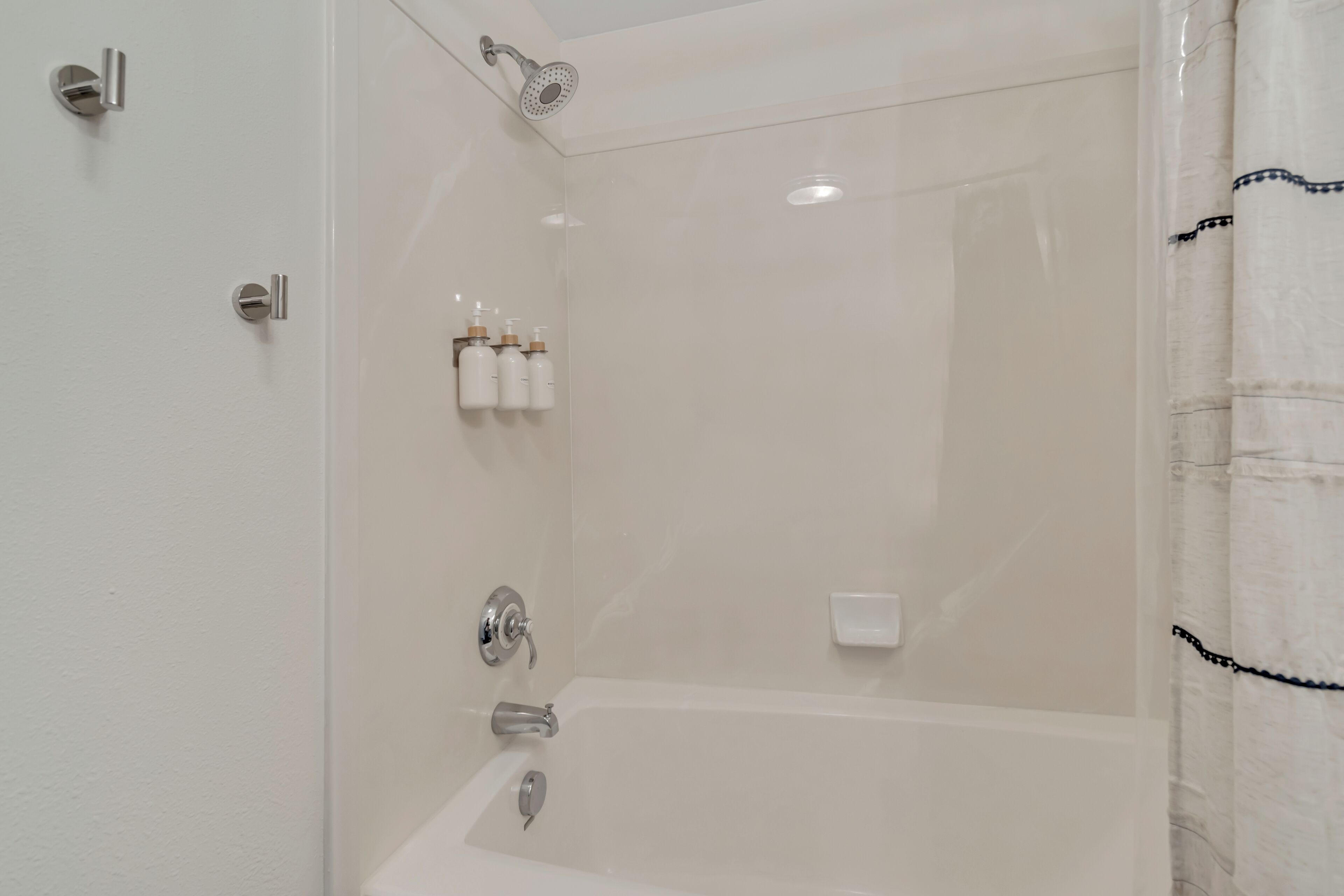 Une salle de bain avec une baignoire, une douche et des toilettes.