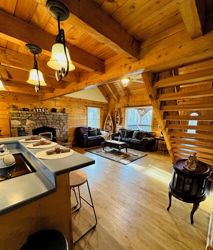 Mountain Top Cabin - Cozy and Quaint