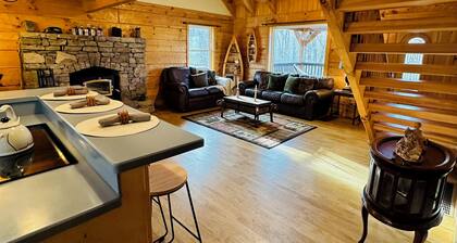 Mountain Top Cabin - Cozy and Quaint