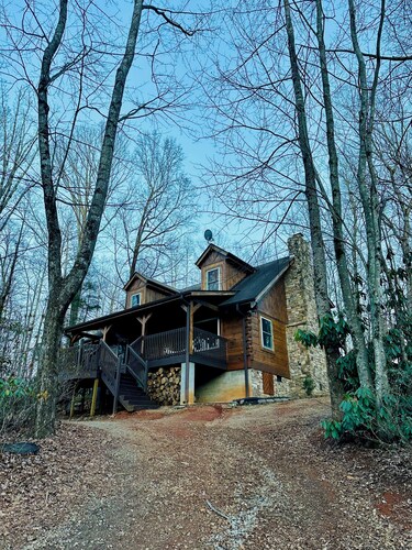Mountain Top Cabin - Cozy and Quaint
