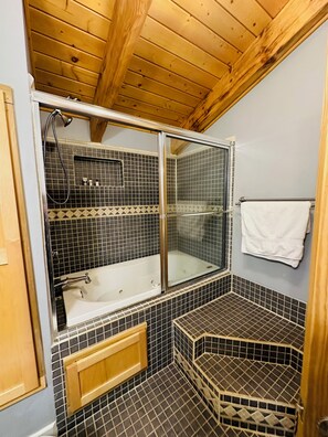 Hair dryer, towels, soap, toilet paper - Mountain Top Cabin - Cozy and Quaint (Saluda)