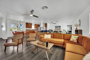 Smart-TV, Kamin, Videospiele, Tischfußball
