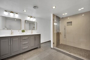 Dusche, Haartrockner, Handtücher, Seife