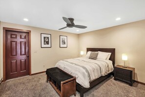 3 bedrooms, iron/ironing board, travel cot, WiFi - Sunny McCall Getaway Sleeps 8, Pool & Walk To Lake (McCall)