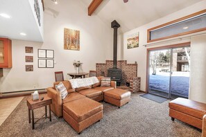 TV, fireplace - Sunny McCall Getaway Sleeps 8, Pool & Walk To Lake (McCall)