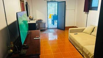 Economy Shared Dormitory, Hill View | Living area