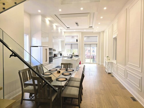 Luxury Premium 4BR Home | Free Parking | Near Downtown Toronto
