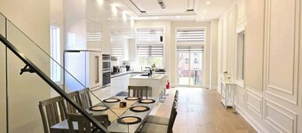 Luxury Premium 4BR Home | Free Parking | Near Downtown Toronto