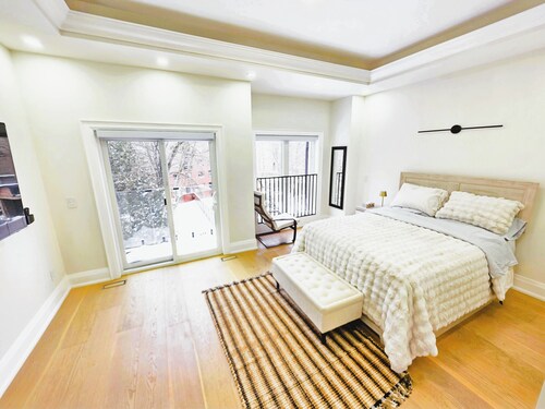 Luxury Premium 4BR Home | Free Parking | Near Downtown Toronto