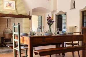 Dining - Casale il Canaiolo, a holiday home in Tuscany with a garden, local products, a tennis court, and pan (Castiglion Fiorentino)