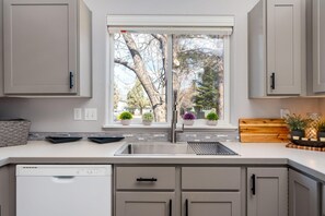 Private kitchen - Elegant Fairway Frontage Retreat-Eagle Crest Resort 3BD 2.5BA Centrally Located (Redmond)