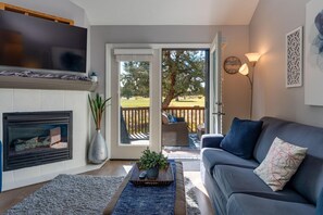 Living area - Elegant Fairway Frontage Retreat-Eagle Crest Resort 3BD 2.5BA Centrally Located (Redmond)