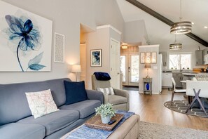 Living area - Elegant Fairway Frontage Retreat-Eagle Crest Resort 3BD 2.5BA Centrally Located (Redmond)