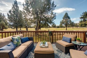 Property grounds - Elegant Fairway Frontage Retreat-Eagle Crest Resort 3BD 2.5BA Centrally Located (Redmond)